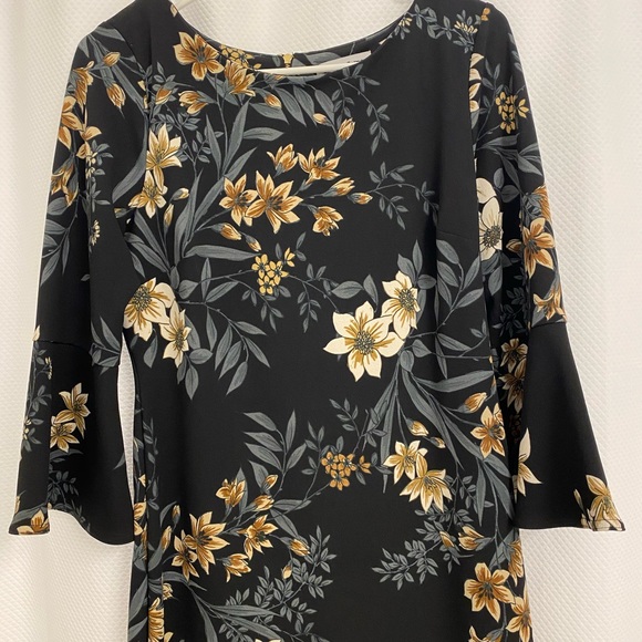 Short floral dress. - Picture 2 of 4